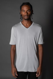 Camiseta Manga Curta Gola v Botão Lateral - Cinza Claro - P